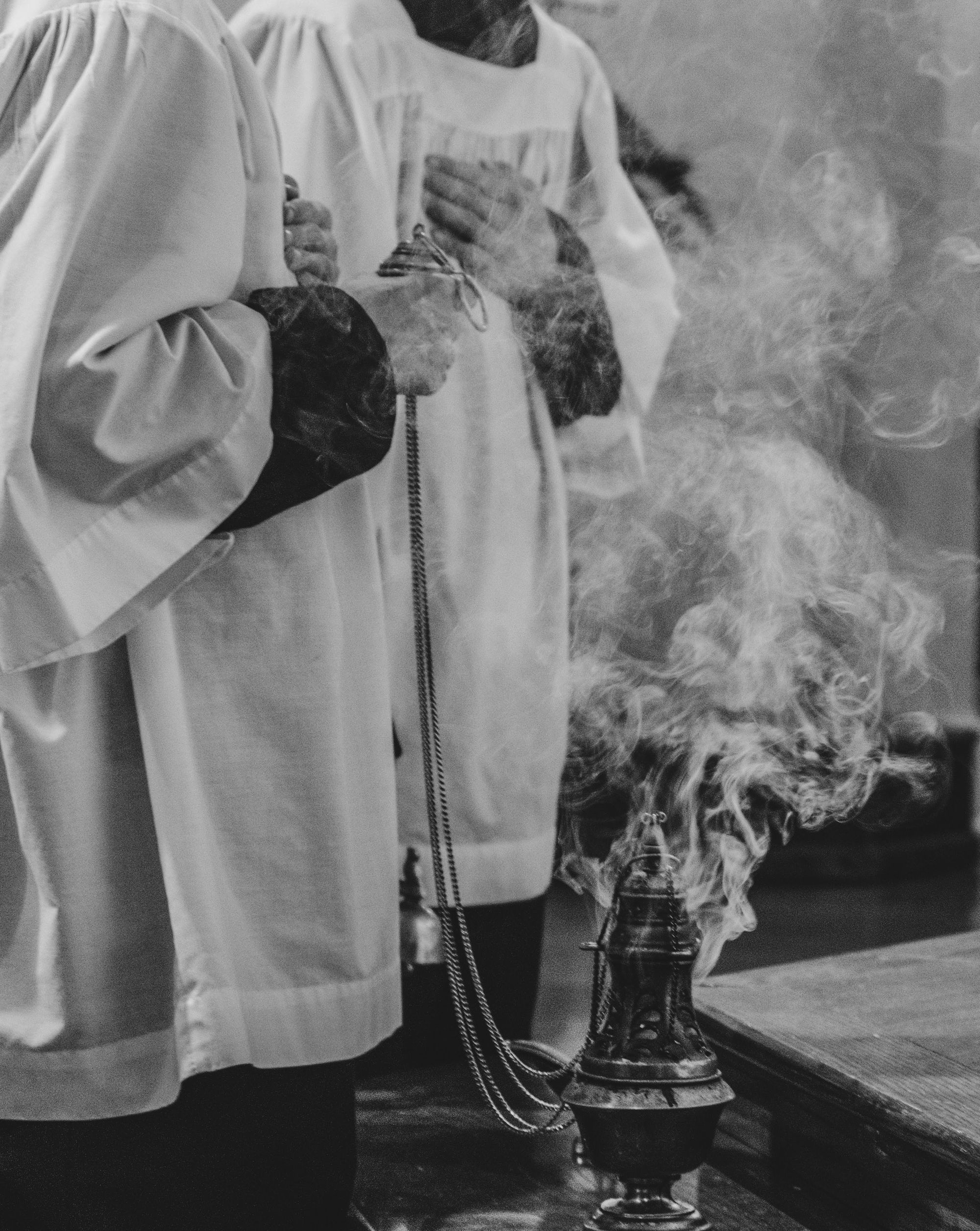 Altar Boy Mirando Con Una Cuchara Incienso Plata Incensario Durante:  fotografía de stock © YAYImages #260261132