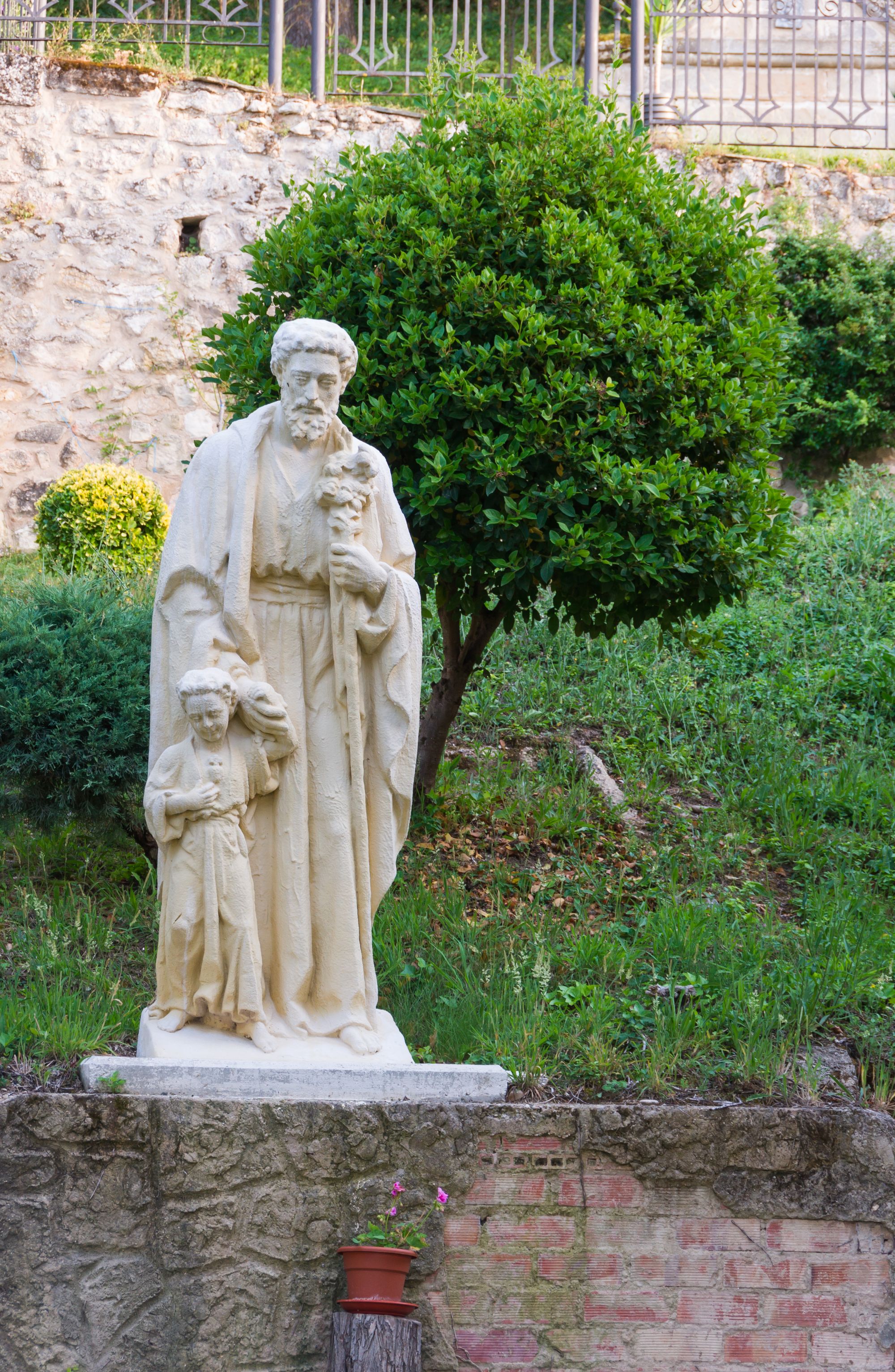 Statue of Saint Joseph with Jesus (2014, Hotel del Convento, Miranda de