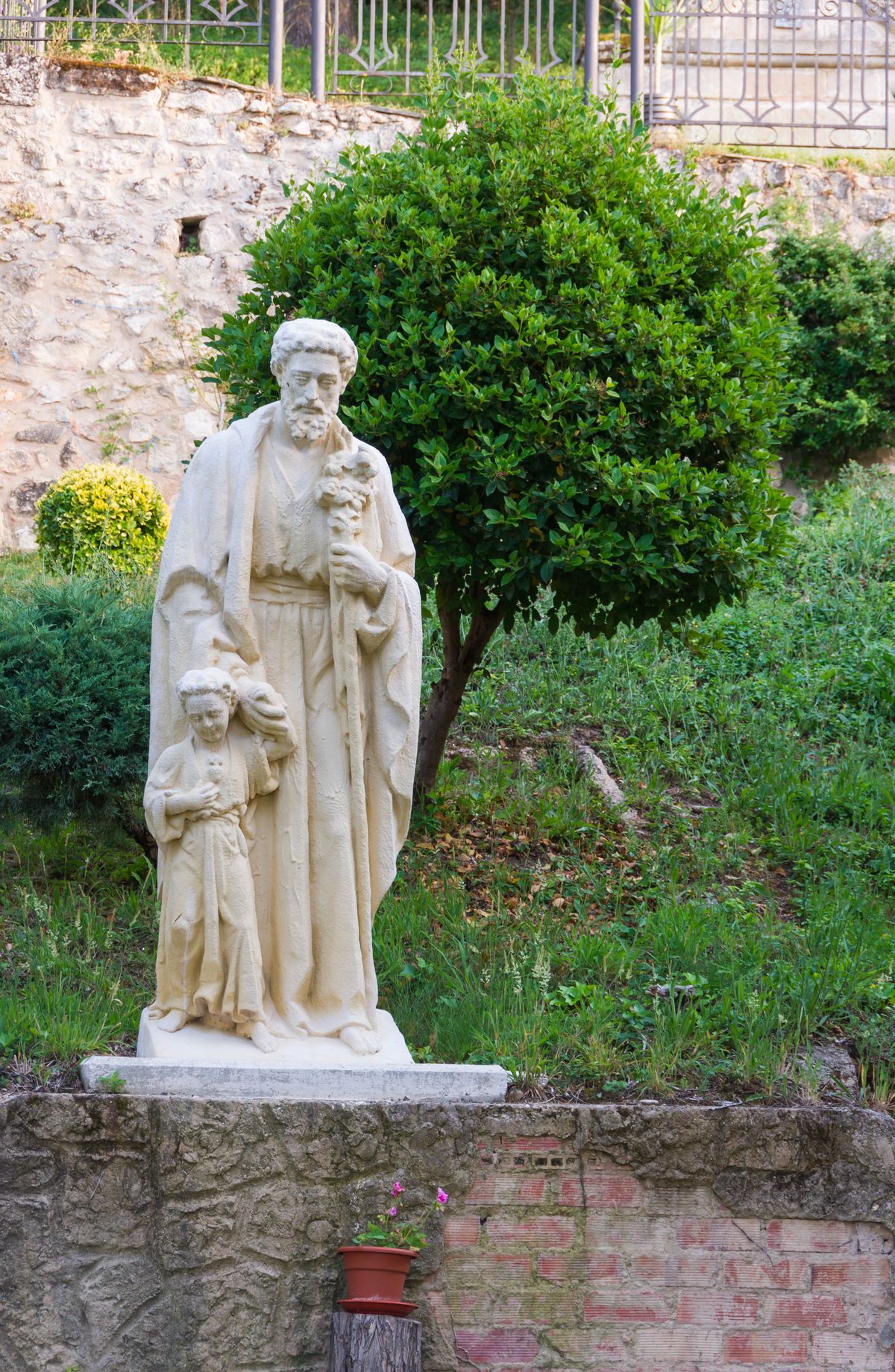 Statue of Saint Joseph with Jesus (2014, Hotel del Convento, Miranda de Ebro, Spain) by Jebulon - Catholic Stock Photo